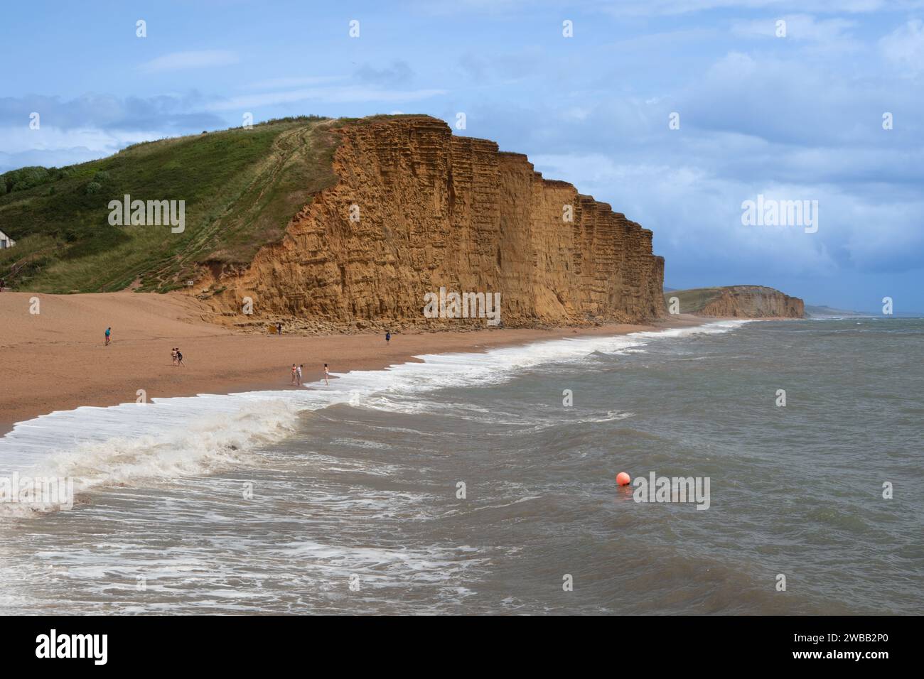 Plage de Bridport West Bay et falaises rouges, Dorset Angleterre Banque D'Images