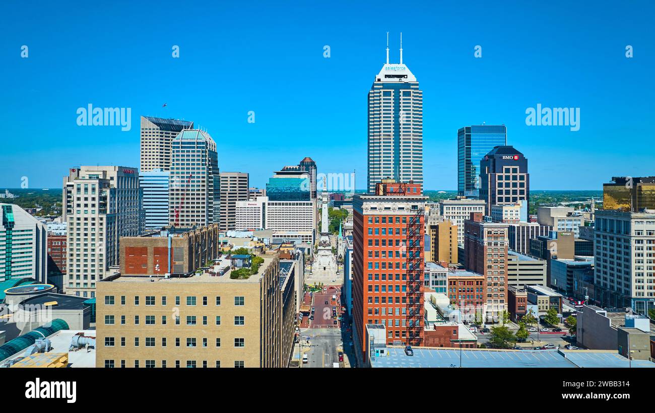 Vue aérienne de Indianapolis Skyline avec Monument Circle et bâtiments historiques Banque D'Images