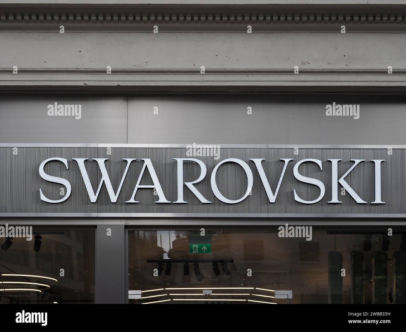 LONDRES, Royaume-Uni - CIRCA OCTOBRE 2022 : Swarovski Storefront Sign Banque D'Images