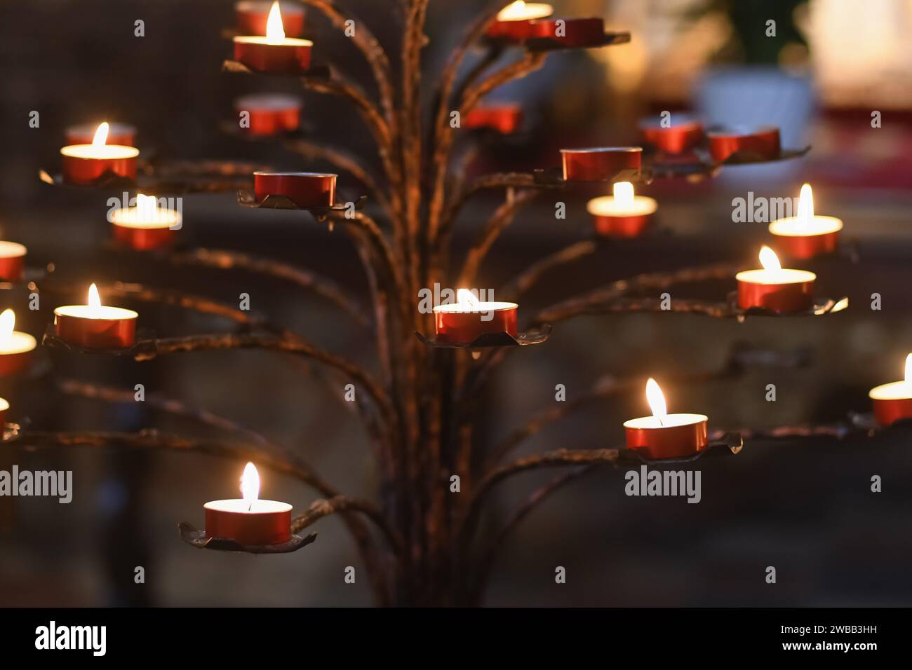 Beaucoup de bougies dans l'église sombre Banque D'Images