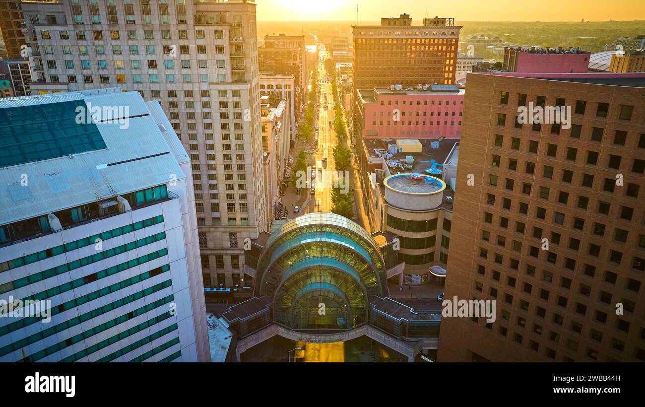 Paysage urbain de l'heure d'or aérien coucher de soleil au-dessus du pont Indianapolis Keystone Mall Bridge Banque D'Images