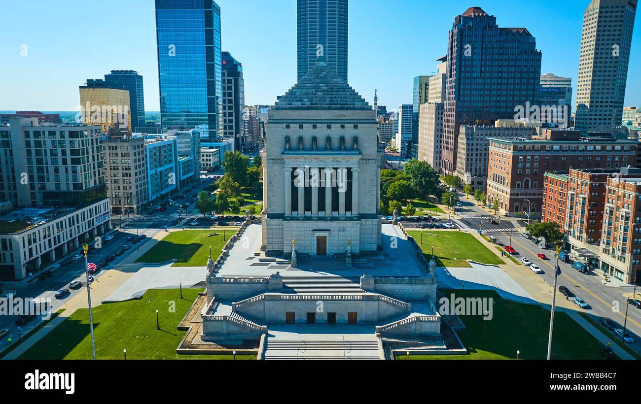 Vue aérienne du mémorial de guerre de l'Indiana dans le paysage urbain animé d'Indianapolis Banque D'Images