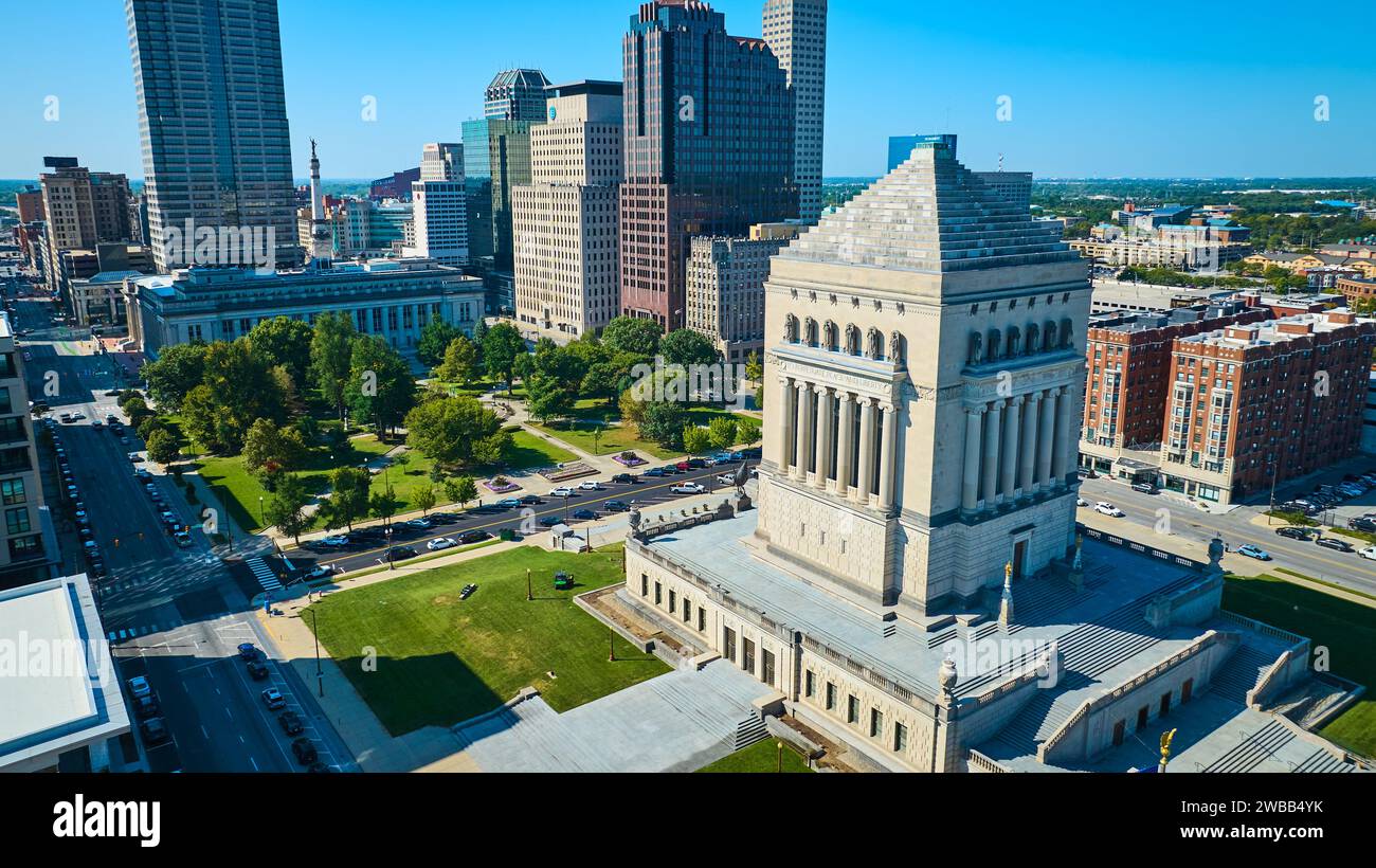 Vue aérienne du mémorial de guerre de l'Indiana, du parc urbain et des gratte-ciel Banque D'Images