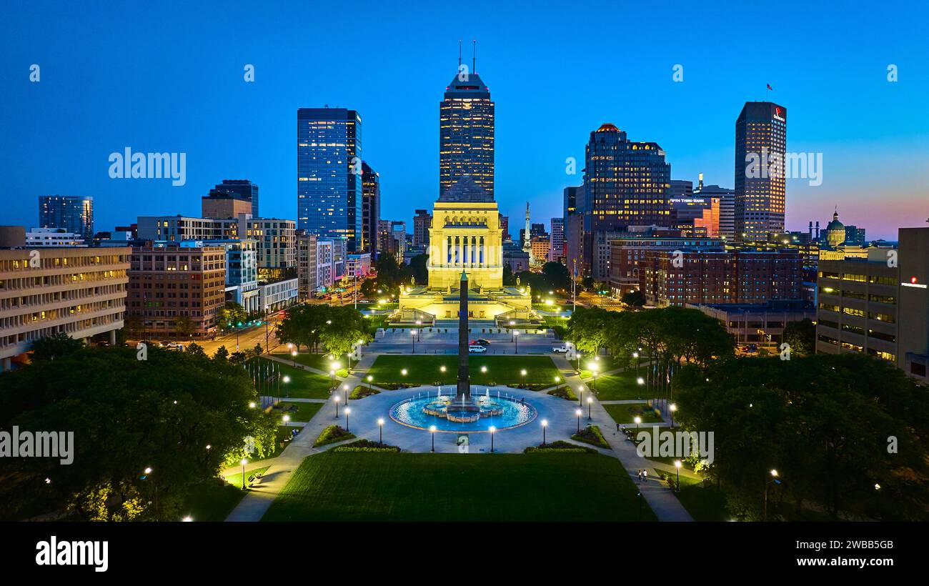 Vue aérienne au crépuscule du mémorial de guerre de l'Indiana avec fontaine et paysage urbain Banque D'Images
