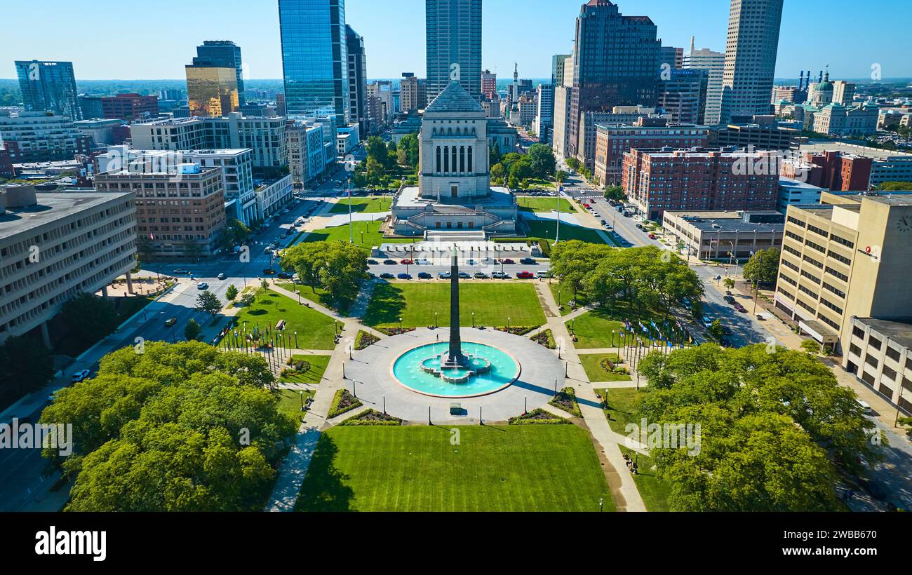 Vue aérienne du Mémorial de guerre d'Indianapolis avec fontaine et parc Banque D'Images