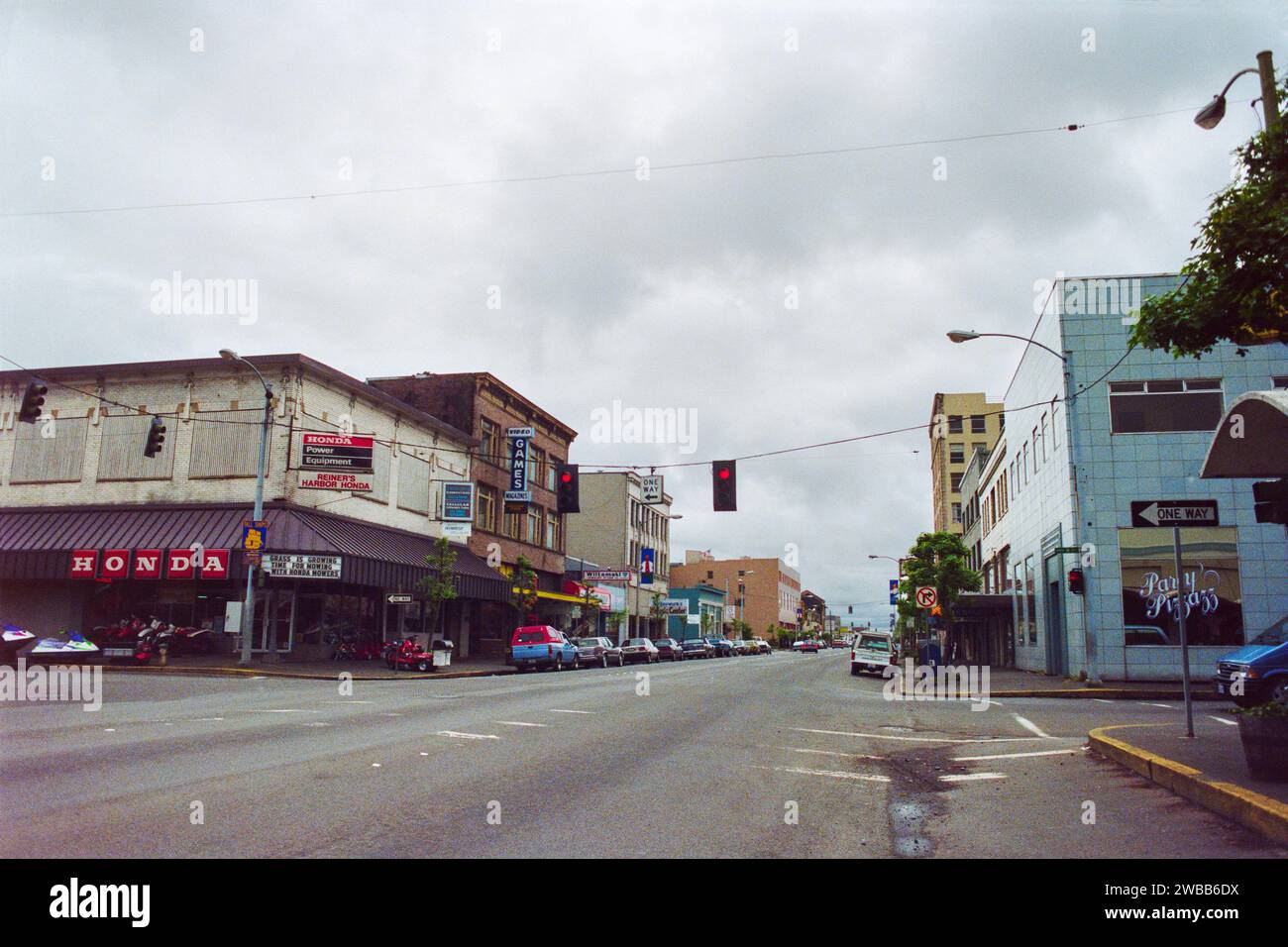 Aberdeen, Washington, États-Unis - 14 mai 1992 : vue d'archives granuleuse du magasin Honda Power Equipment et des bâtiments sur Wishkah Blvd dans le centre-ville historique d'Aberdeen Washington. Tourné sur film. Banque D'Images