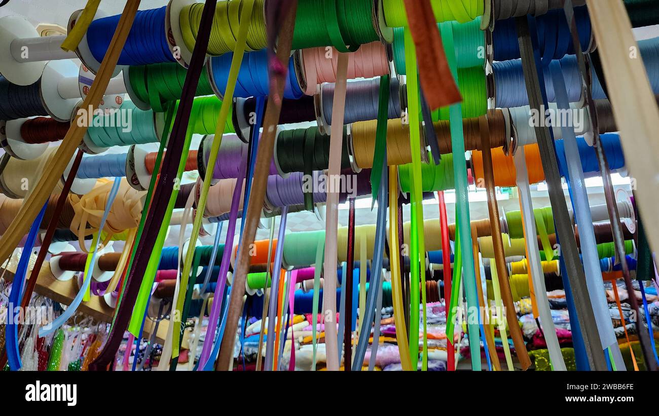 Rubans colorés, sangle, tresse, bandes de biais, cordons pour coudre ou aiguilleter sur la vitrine du magasin Banque D'Images