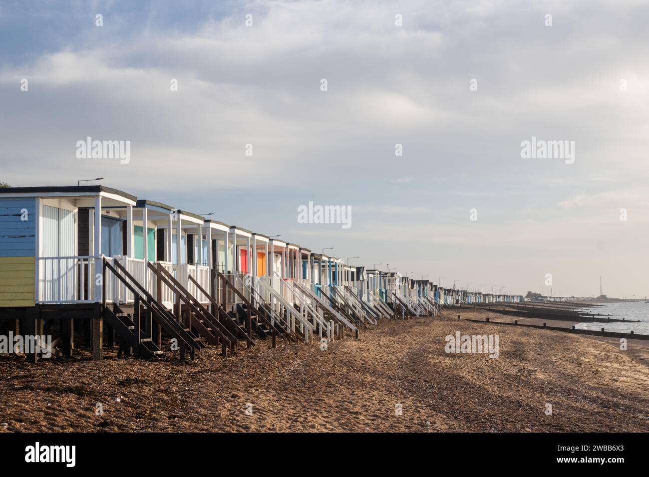 Cabanes de plage à Thorpe Bay, près de Southend-on-Sea, Essex, Angleterre, Royaume-Uni Banque D'Images