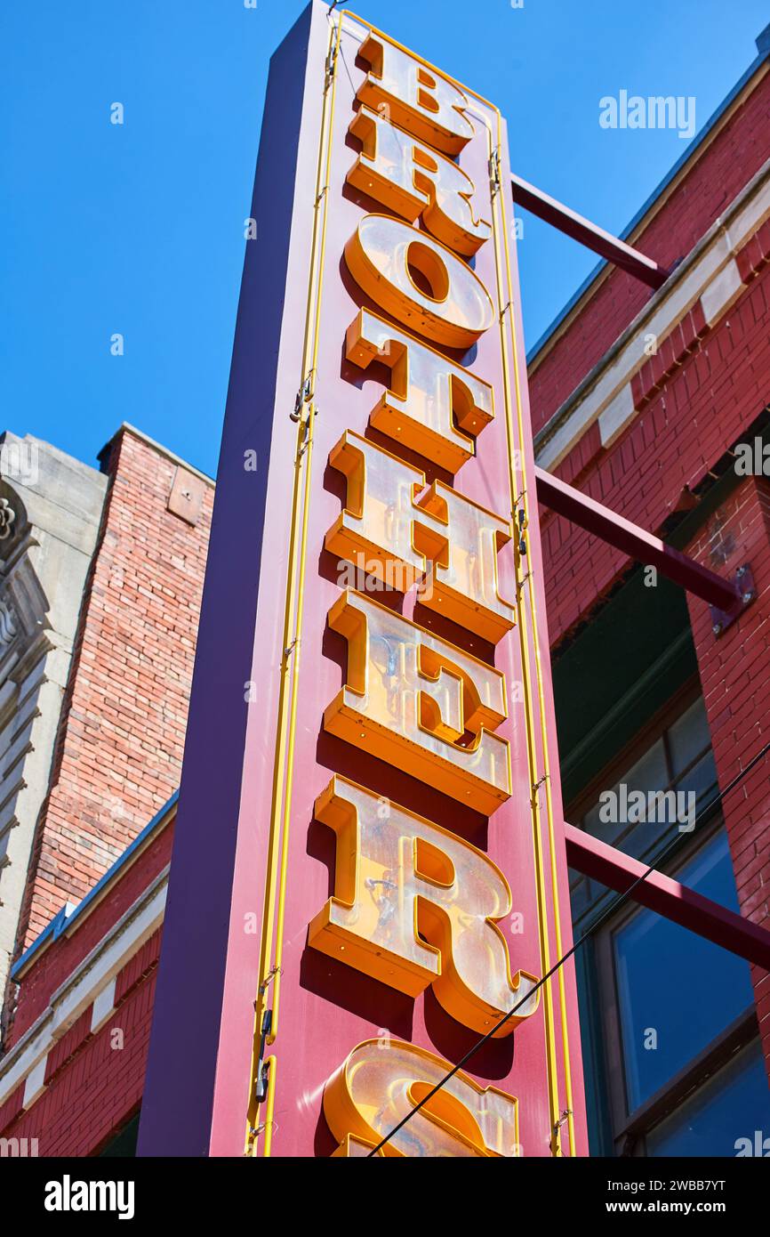 Retro Hotel Neon Sign, Skyline urbain, vue sur le sol Banque D'Images