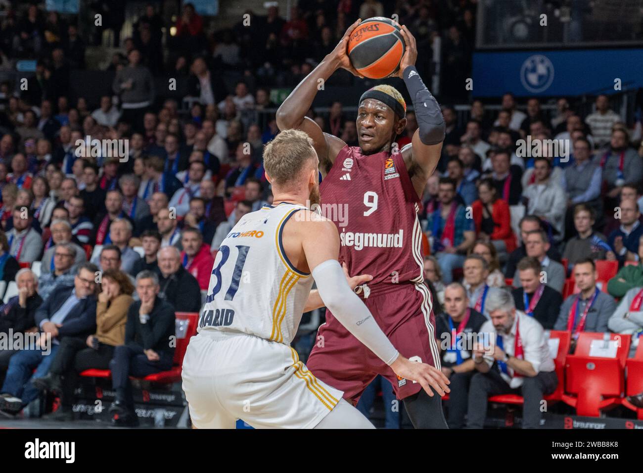 Munich, Allemagne. 09 janvier 2024. Basket-ball : Euroleague, FC Bayern Munich - Real Madrid. Isaac Bonga (à droite) du Bayern est défendu par le madrilène Dzanan Musa. Crédit : Ulrich Gamel/Bildagentur kolbert-press/dpa/Alamy Live News Banque D'Images