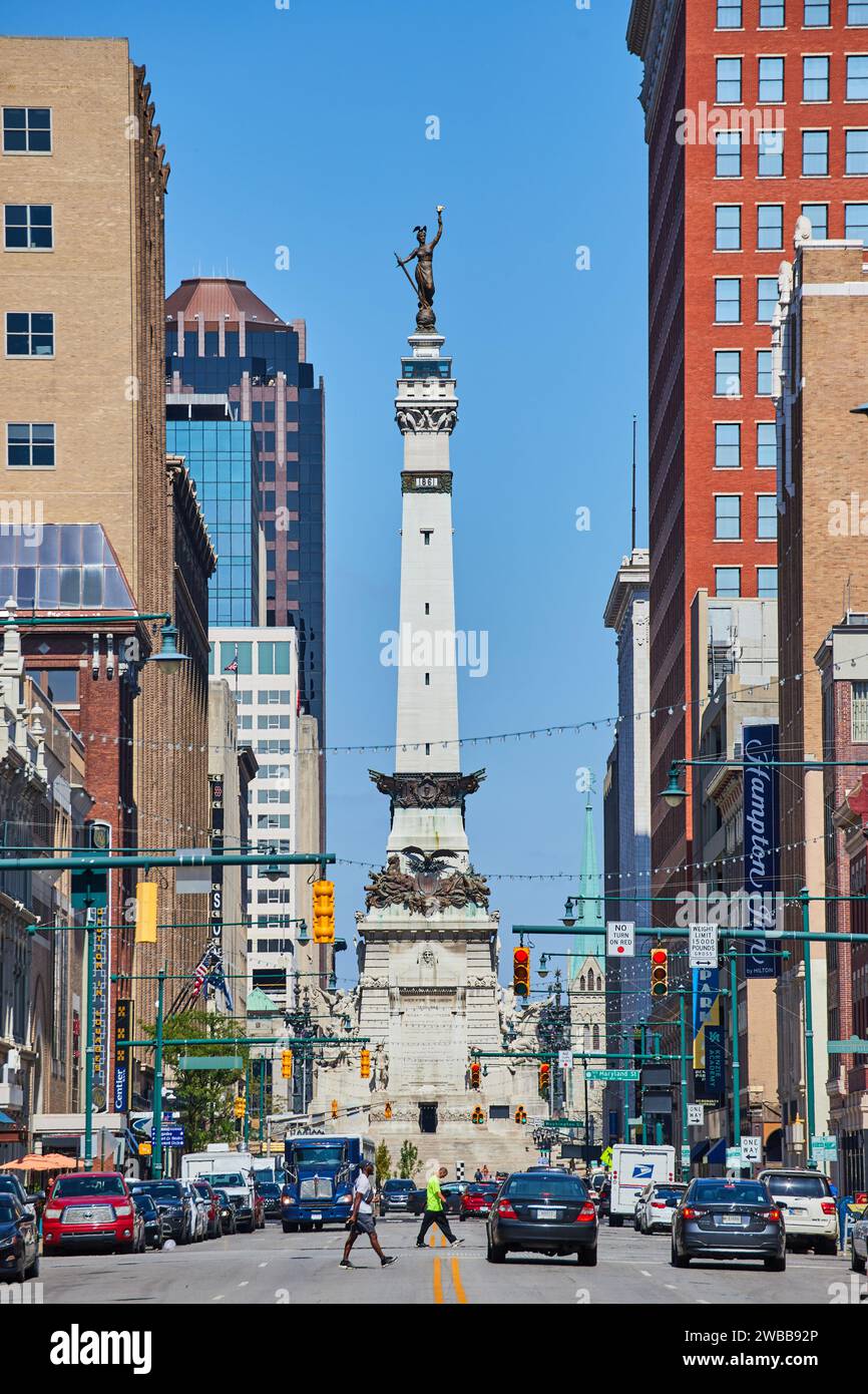 Animée Indianapolis Street avec Monument Circle et Skyline moderne Banque D'Images