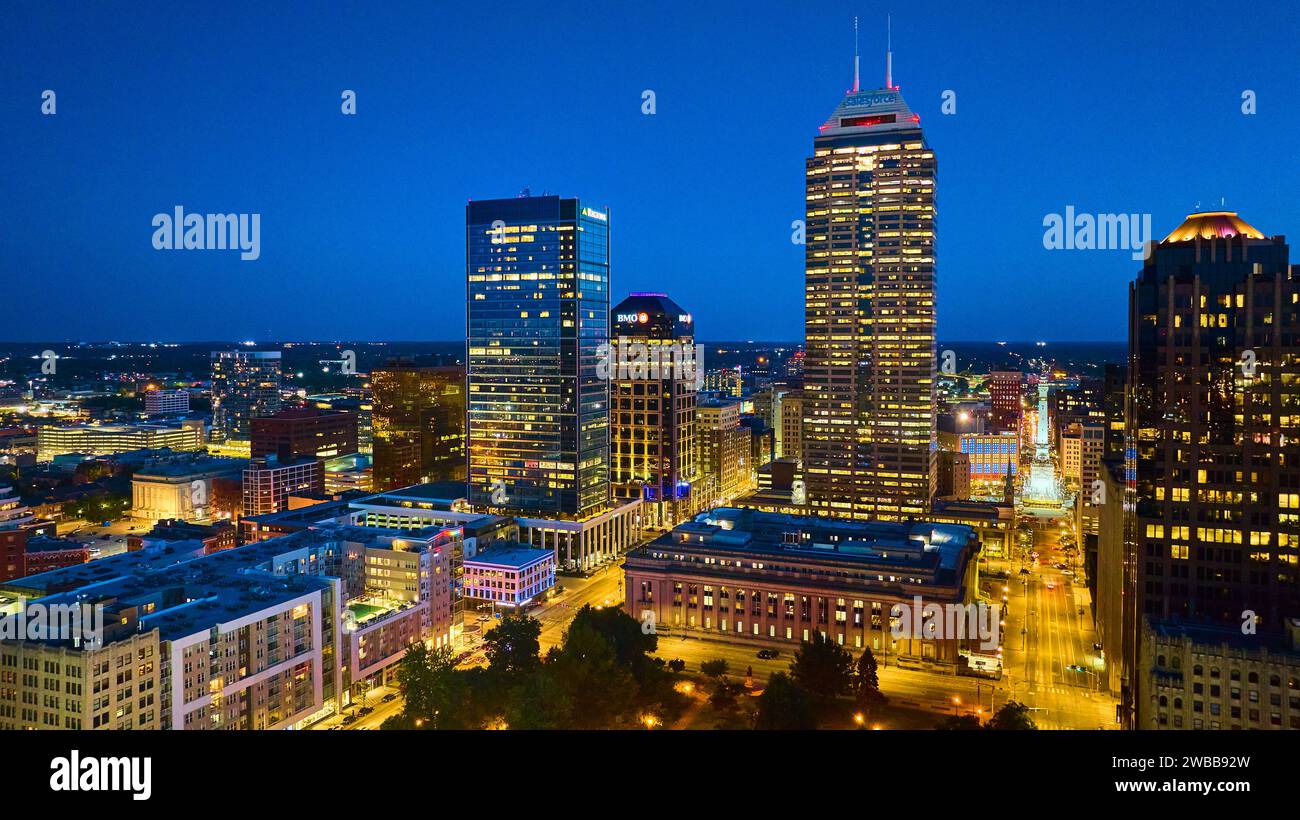 Vue aérienne du paysage urbain de l'heure bleue d'Indianapolis avec le bâtiment historique Banque D'Images