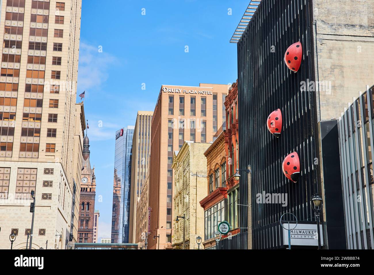 Paysage urbain dynamique de Milwaukee avec sculptures Ladybug et Tour de l'horloge Banque D'Images