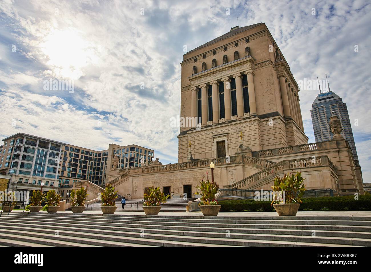 Mémorial de la guerre mondiale de l'Indiana avec Dramatic Sky, Indianapolis Banque D'Images
