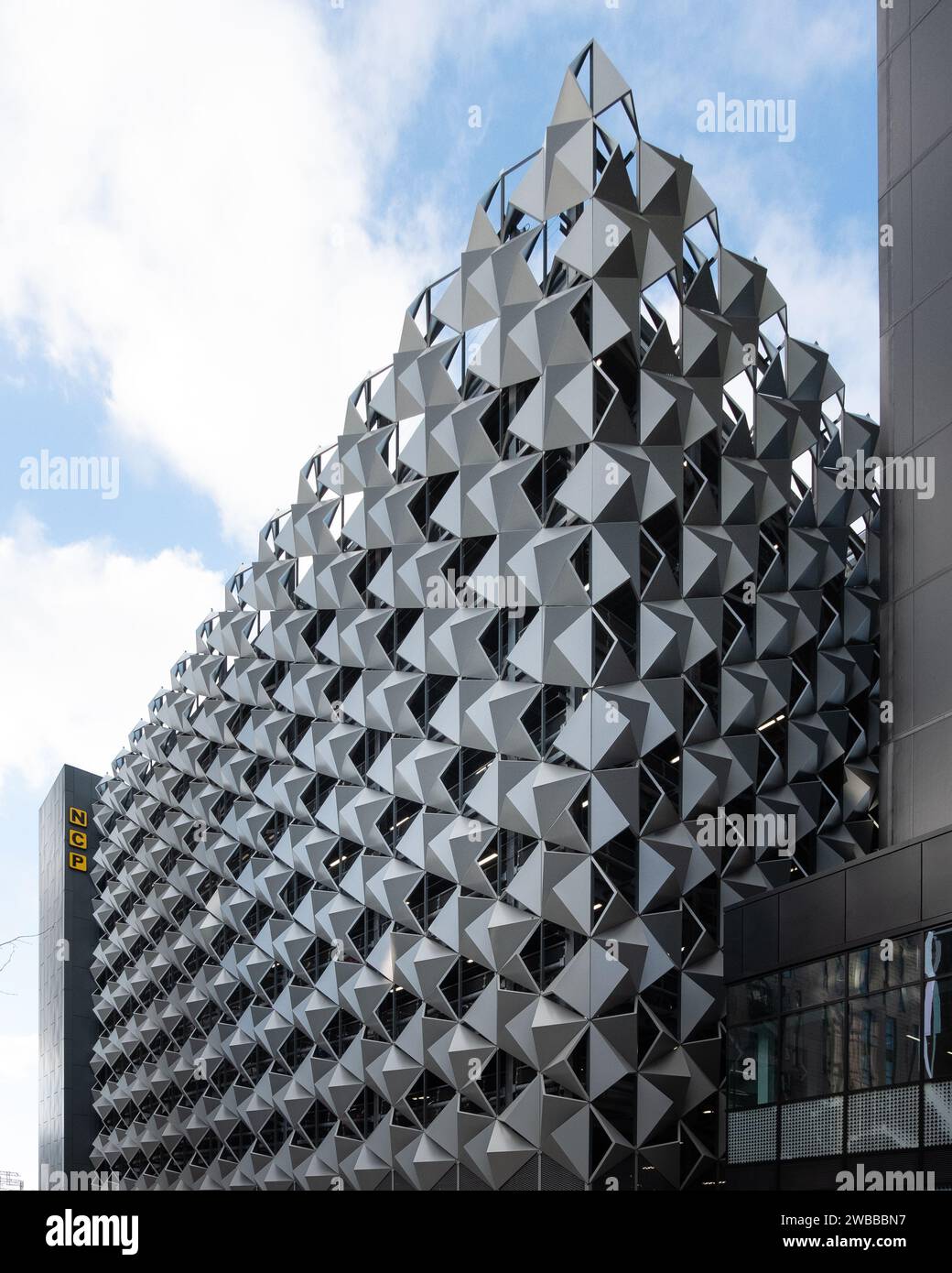 Parking NCP à Manchester / Safford qui a une façade décorative en aluminium. Banque D'Images