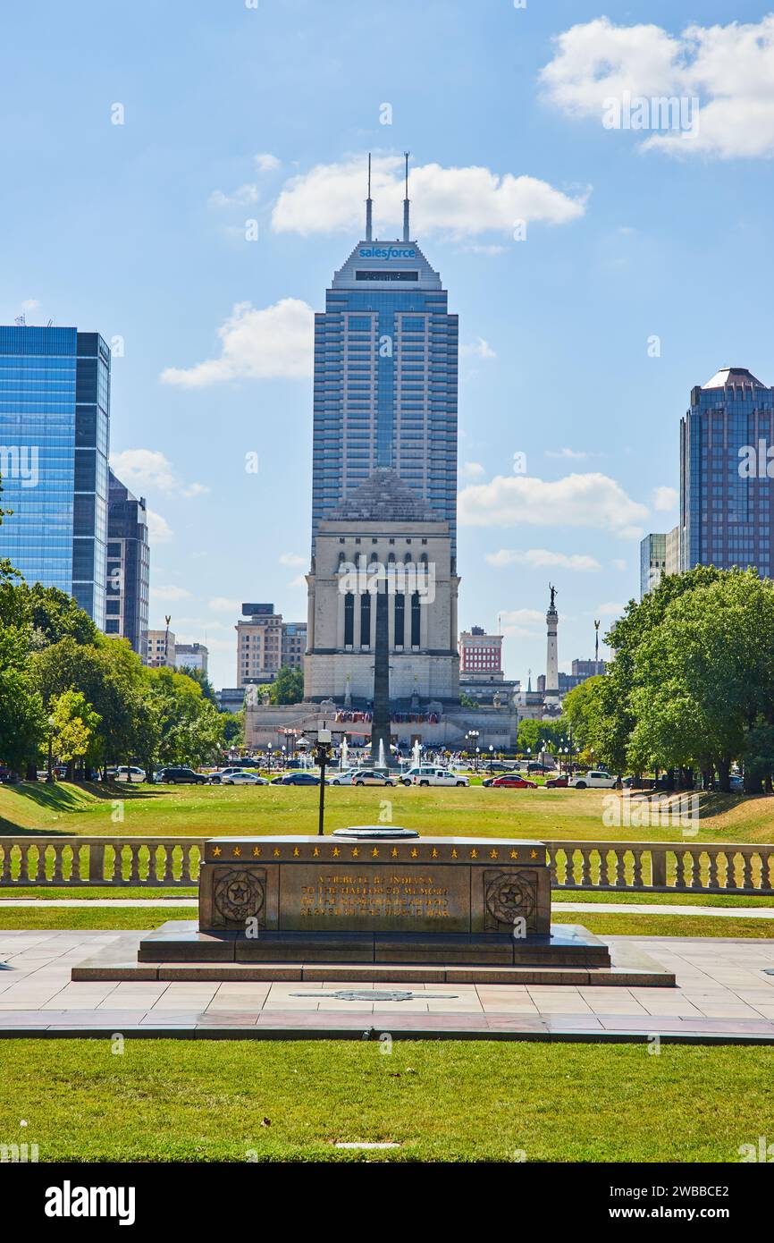 Paysage urbain d'Indianapolis avec mémorial et gratte-ciel modernes Banque D'Images