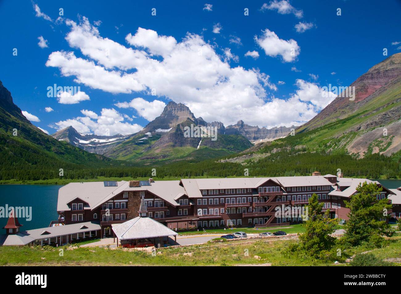 Many Glacier Hotel to Mount Wilbur, Glacier National Park, Montana Banque D'Images