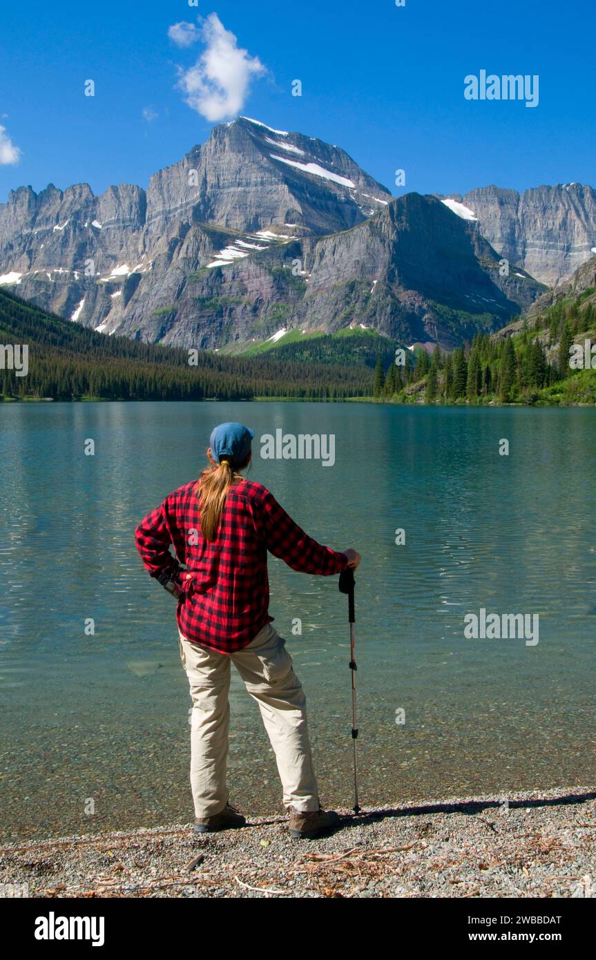 Lac Joséphine au Mont Gould avec randonneur, Glacier National Park, Montana Banque D'Images