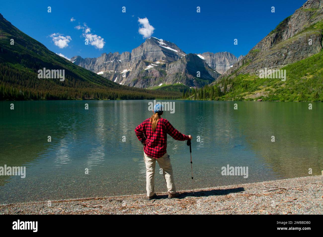 Lac Joséphine au Mont Gould avec randonneur, Glacier National Park, Montana Banque D'Images