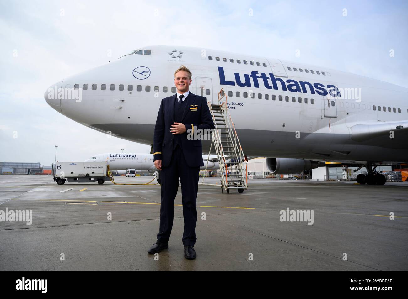 Alexander Böhmer kann wieder fliegen 08.12.2022 Francfort Alexander Böhmer wurde nach einer Krebserkrankung das Bein amputiert. Er Hat vorher als Flugbegleiter BEI der Lufthansa gearbeitet und das geliebt. Er trägt jetzt eine Prothese, wurde neu geschult und Hat bewiesen, dass er auch damit arbeiten kann. Er ist schon zweimal in die USA geflogen. Weitere Langstreckenflüge stehen an. Alexander Böhmer 24 steht an einem Flugzeug der Deutschen Lufthansa am Flughafen. Francfort Francfort Hesse Allemagne *** Alexander Böhmer peut voler à nouveau 08 12 2022 Francfort Alexander Böhmer a eu sa jambe amputée af Banque D'Images