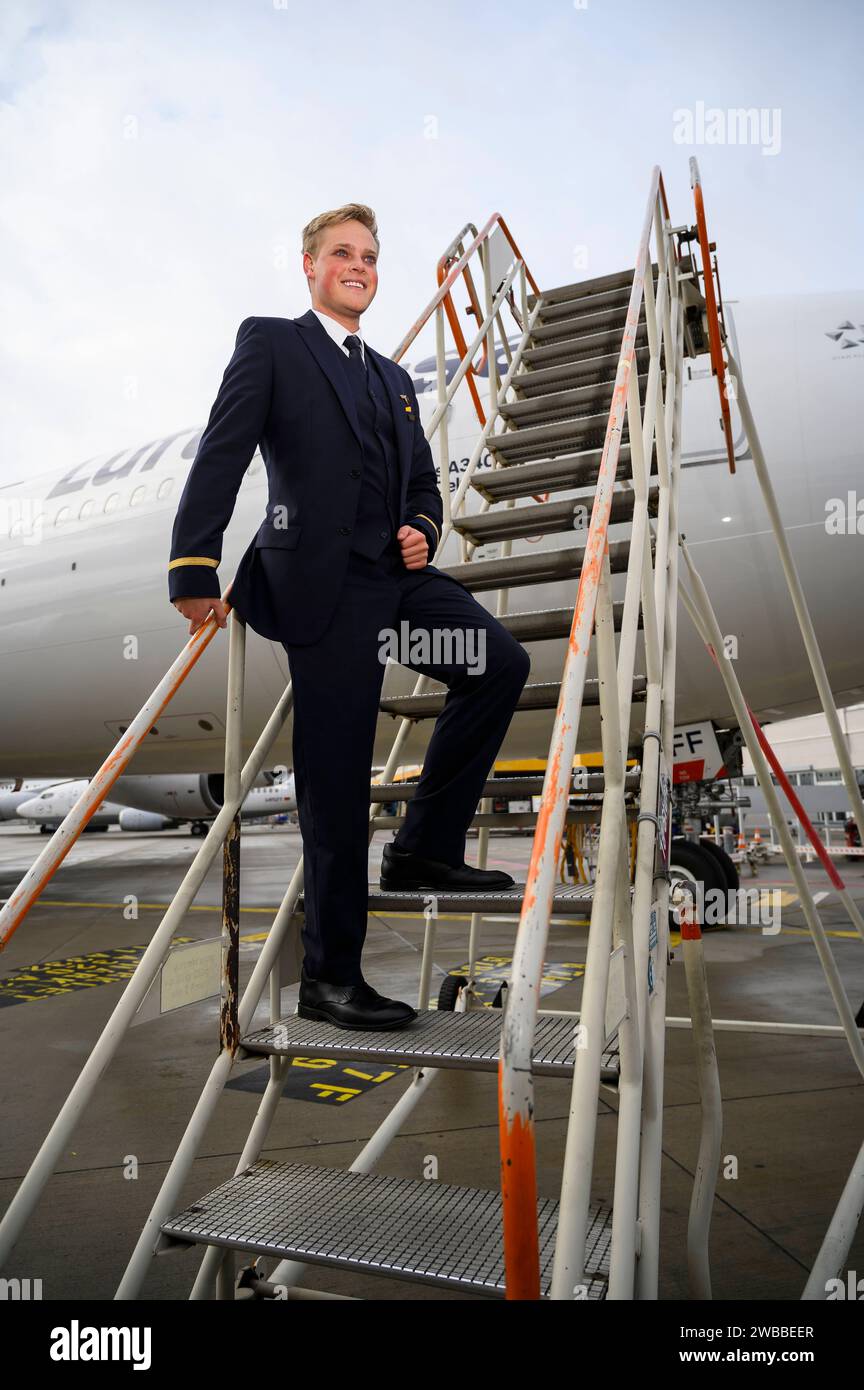 Alexander Böhmer kann wieder fliegen 08.12.2022 Francfort Alexander Böhmer wurde nach einer Krebserkrankung das Bein amputiert. Er Hat vorher als Flugbegleiter BEI der Lufthansa gearbeitet und das geliebt. Er trägt jetzt eine Prothese, wurde neu geschult und Hat bewiesen, dass er auch damit arbeiten kann. Er ist schon zweimal in die USA geflogen. Weitere Langstreckenflüge stehen an. Alexander Böhmer 24 steht an einem Flugzeug der Deutschen Lufthansa am Flughafen. Francfort Francfort Hesse Allemagne *** Alexander Böhmer peut voler à nouveau 08 12 2022 Francfort Alexander Böhmer a eu sa jambe amputée af Banque D'Images