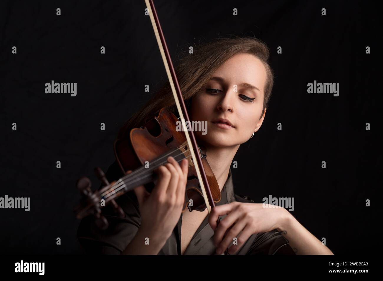 Les tons chauds du violon baroque remplissent l'air, joués avec passion et appréciation historique Banque D'Images