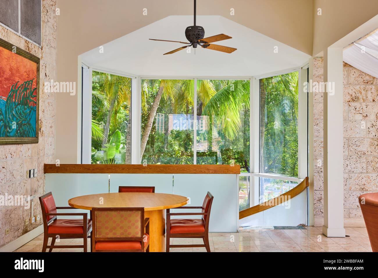 Salle à manger tropicale avec vue sur les palmiers à Nassau Banque D'Images