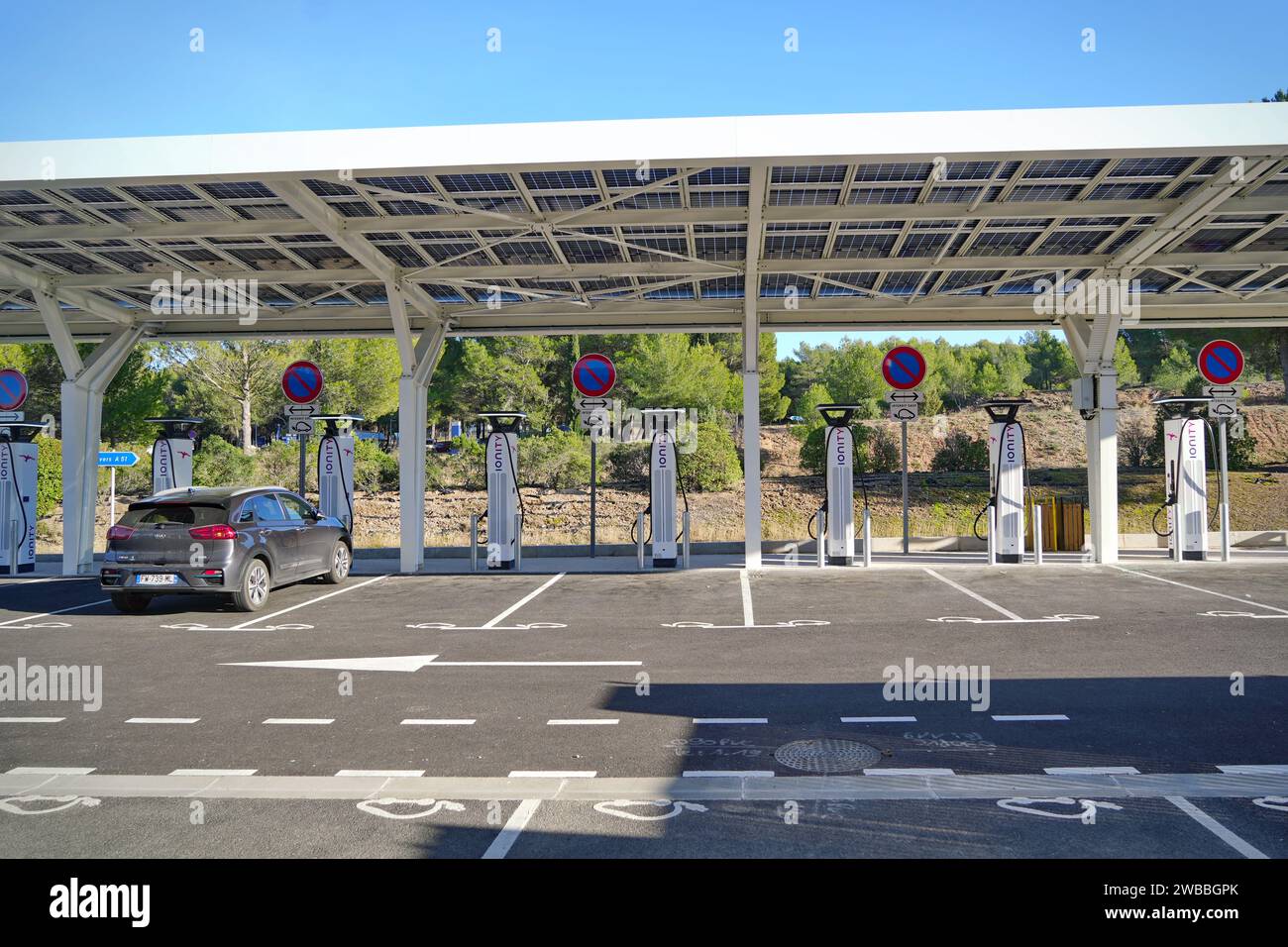 Gap, France - 31 décembre 2023 : station-service pour la recharge électrique rapide sur autoroute Banque D'Images