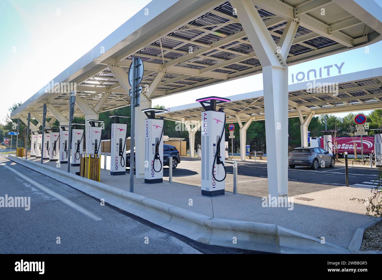 Gap, France - 31 décembre 2023 : station-service pour la recharge électrique rapide sur autoroute Banque D'Images