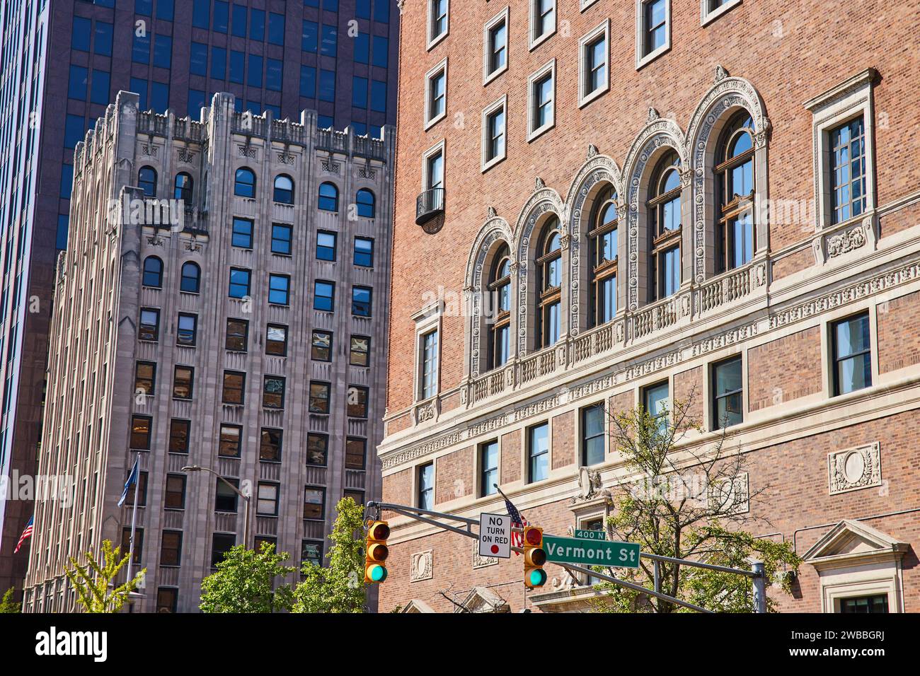 Contraste urbain : bâtiments gothiques et modernes sur Vermont Street Banque D'Images