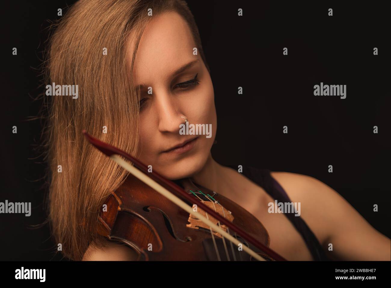 violoniste imprégnée de sa musique, chaque note reflétait sa contemplation silencieuse Banque D'Images