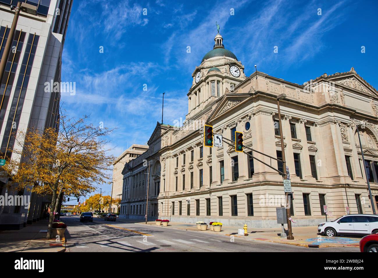 Palais de justice Beaux-Arts dans le centre-ville de fort Wayne contre Blue Sky Banque D'Images