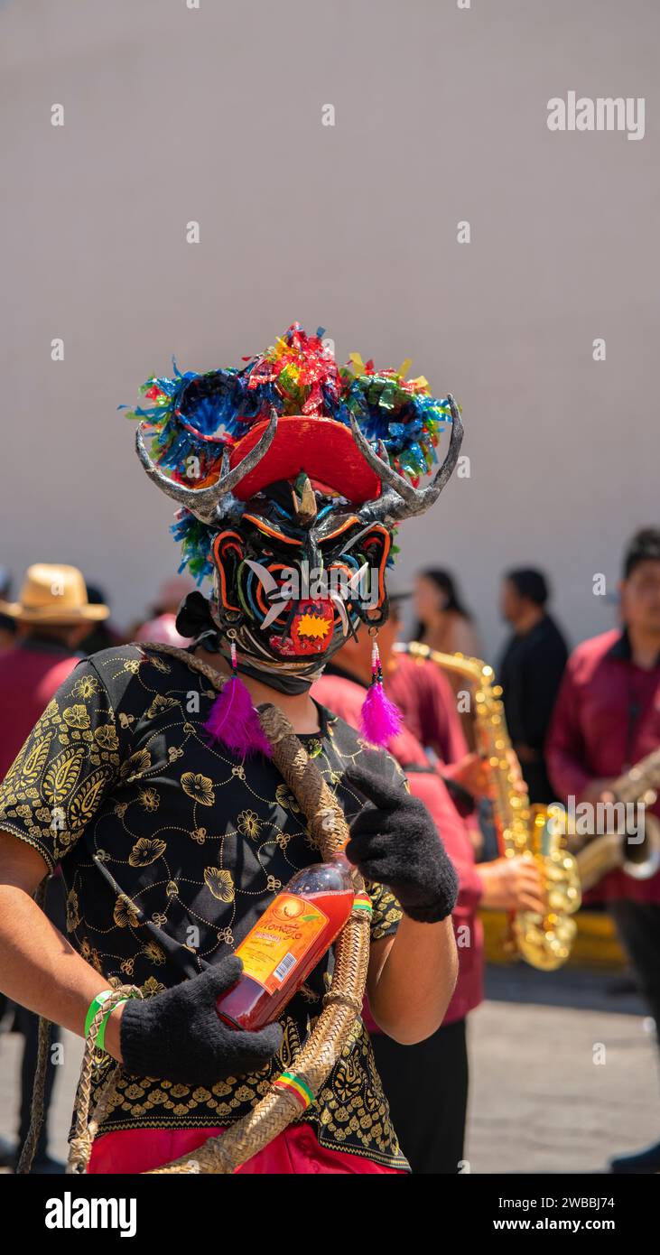 Pillaro, Tungurahua / Équateur - janvier 5 2024 : Portrait d'un homme habillé comme un diable noir et rouge défilant dans la Diablada Pillarena dans la ville de Pil Banque D'Images
