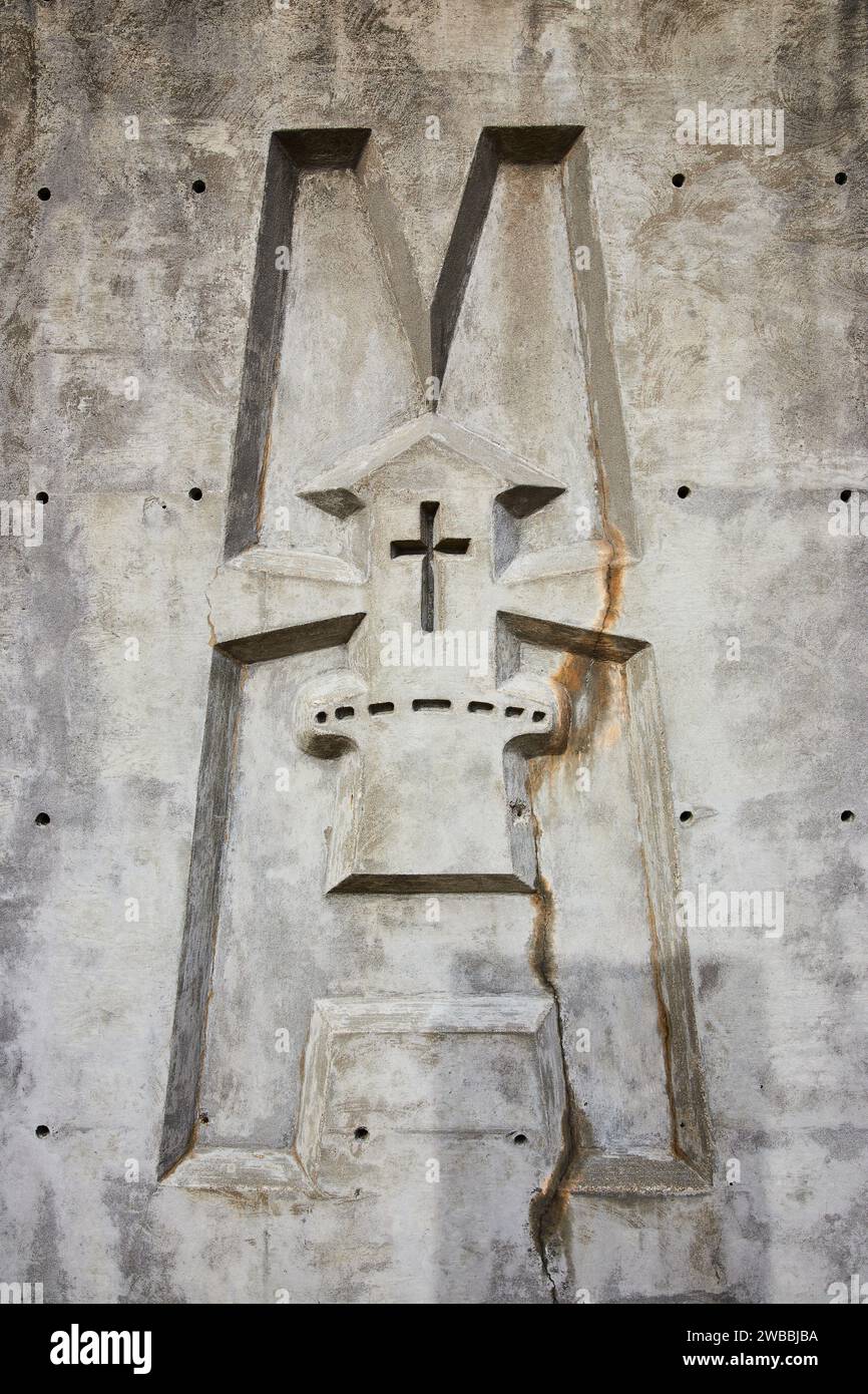 Croix chrétienne moderne sur mur de béton texturé avec des marques de rouille Banque D'Images
