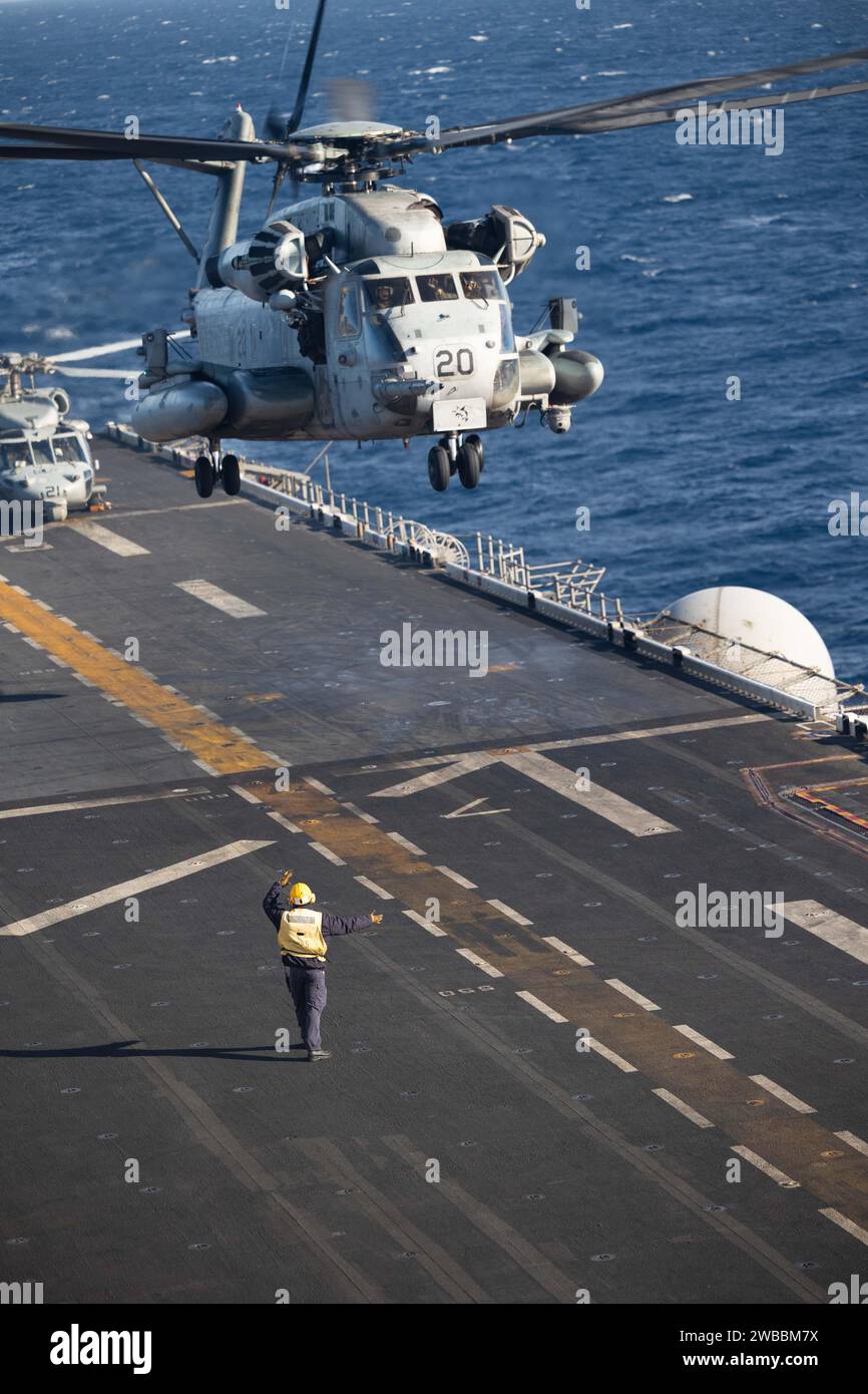 240103-N-OQ442-1013 MEDITERRANEAN SEA (3 janvier 2024) un officier de l'Aviation Boatswain’s Mate (Handling), affecté au navire d'assaut amphibie USS Bataan (LHD 5) de la classe Wasp, signale un CH-53E Super Stallion, attaché au Marine Medium Tilt rotor Squadron 162 (renforcé), 3 janvier. Bataan est sur un déploiement programmé dans la zone d'opérations des forces navales américaines en Europe, employé par la sixième flotte américaine pour défendre les intérêts alliés et partenaires américains. (Photo de l'US Navy par Riley Gasdia, spécialiste des communications de masse de 2e classe) Banque D'Images