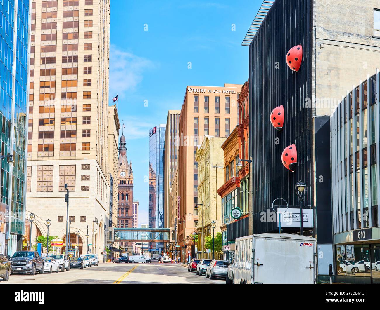 Rue Milwaukee animée avec statues Ladybug et architecture mixte Banque D'Images