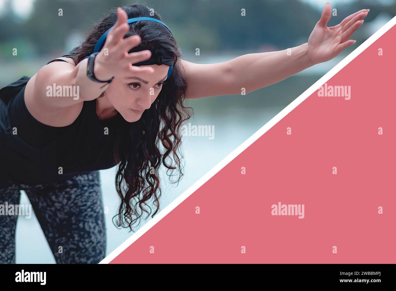 Femme sportive faisant des exercices d'étirement, forte et saine, bras d'étirement, s'échauffe pour l'exercice dans le parc, regardant loin. Silhouette du jeune a Banque D'Images