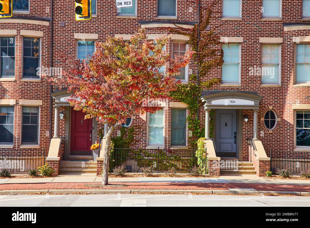 Charme d'automne à l'entrée d'une maison de ville Red Brick Banque D'Images