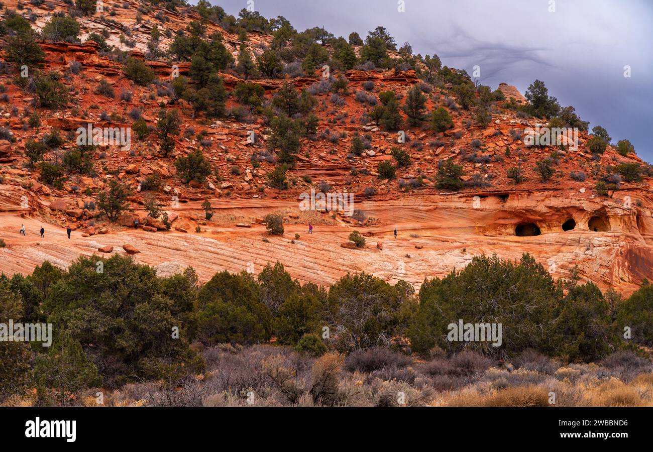 Randonneurs aux grottes de sable de Moqui à Kanab, Utah Banque D'Images