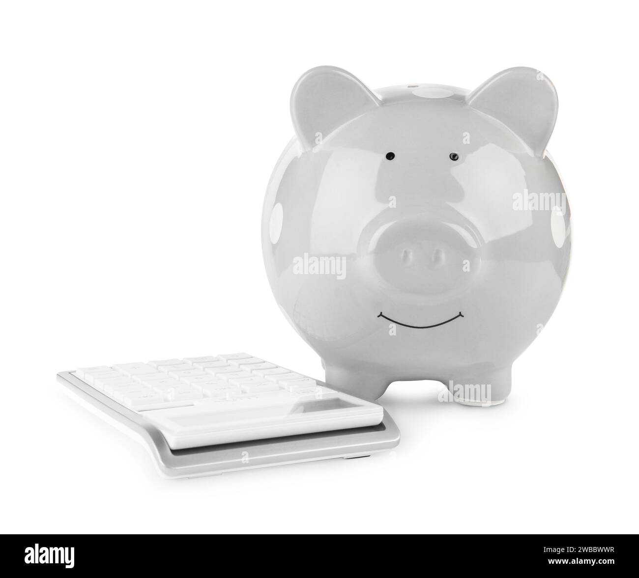 Calculatrice et tirelire grise isolée sur blanc Banque D'Images