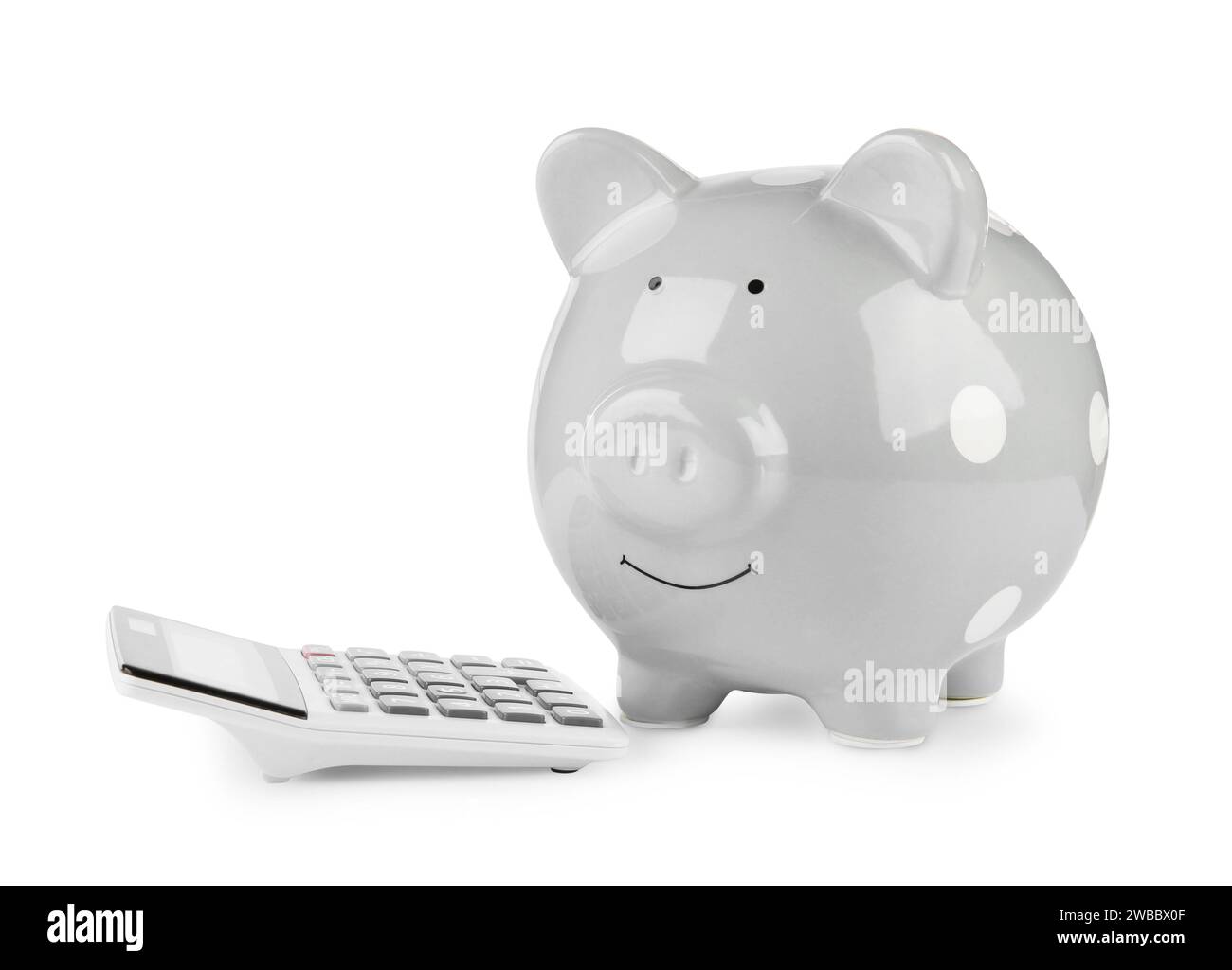 Calculatrice et tirelire grise isolée sur blanc Banque D'Images