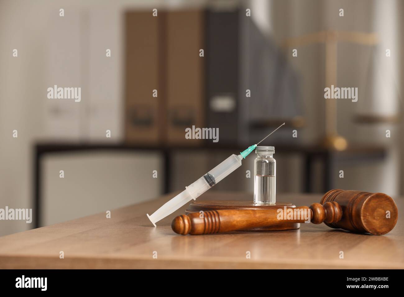 Concept de loi. Marteau, seringue et flacon en verre sur table en bois, espace pour le texte Banque D'Images