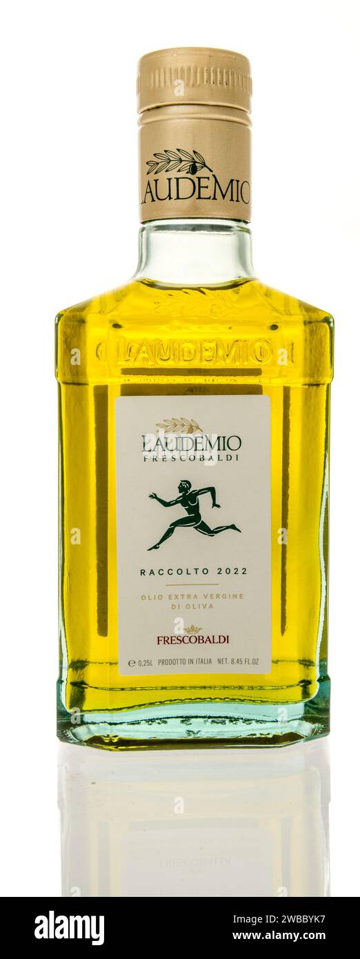 Winneconne, WI - 5 janvier 2024 : une bouteille d'huile d'olive extra vierge Laudemio Frescobaldi sur fond isolé. Banque D'Images