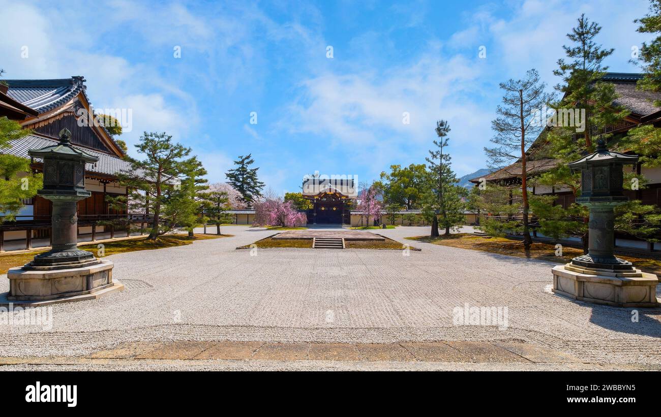 Kyoto, Japon - Mars 29 2023 : Temple Daikakuji avec beau jardin de fleurs de cerisier en pleine floraison au printemps Banque D'Images