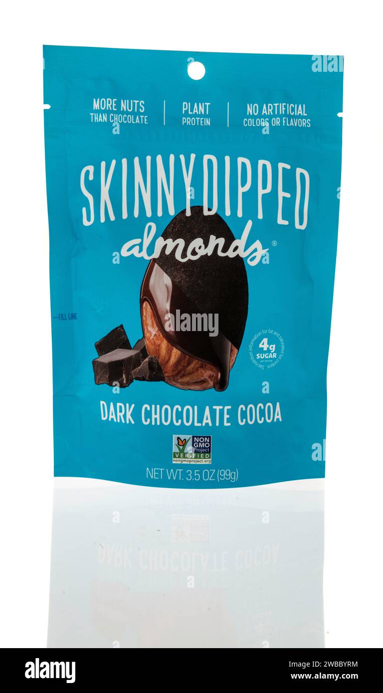 Winneconne, WI - 5 janvier 2024 : un paquet d'amandes trempées Skinny chocolat noir snack snack cacao snack sur un fond isolé. Banque D'Images