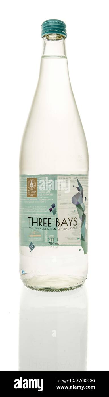 Winneconne, WI - 9 janvier 2024 : une bouteille de Three Bays Premium Australian Mineral Water sur un fond isolé. Banque D'Images