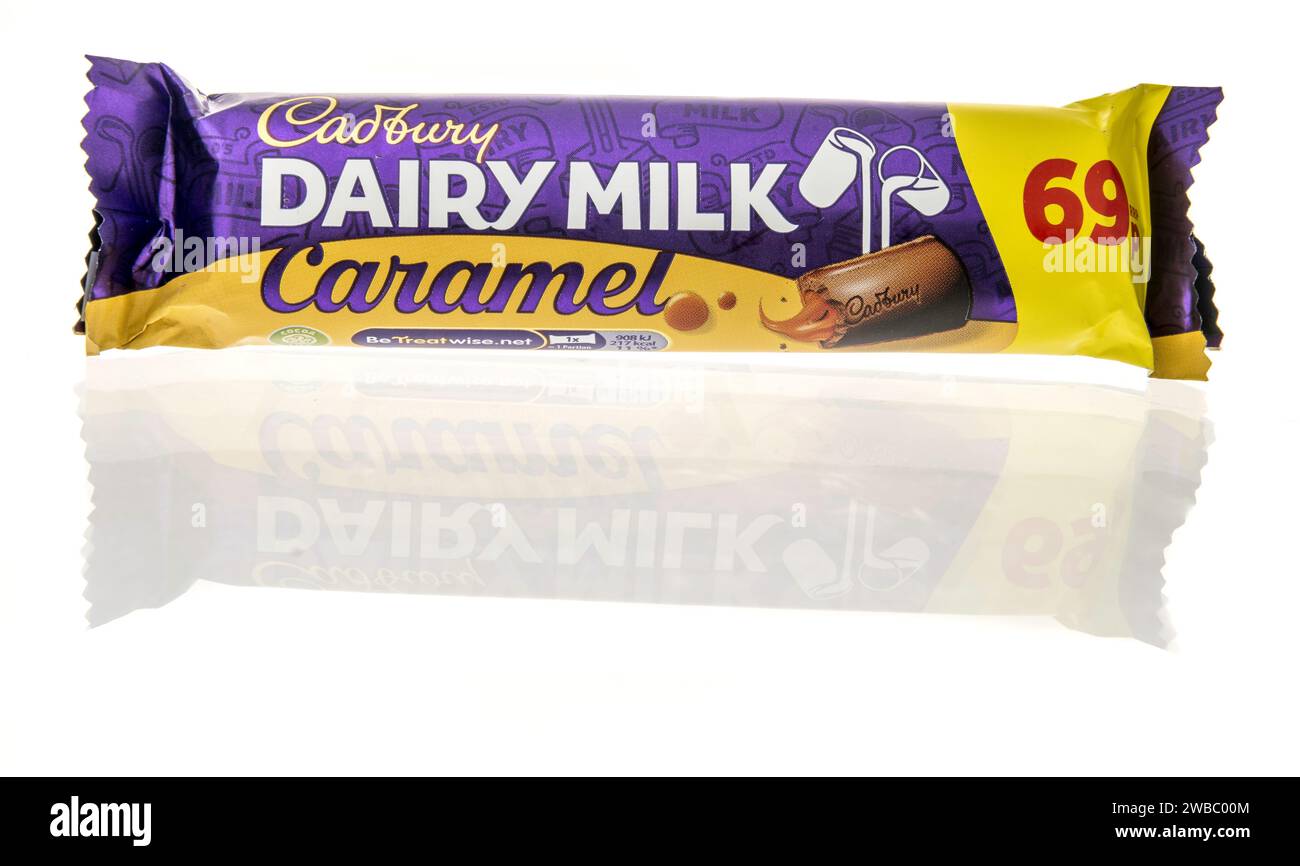 Winneconne, WI - 9 janvier 2024 : un paquet de barres de bonbons au caramel au lait laitier Cadbury sur fond isolé. Banque D'Images