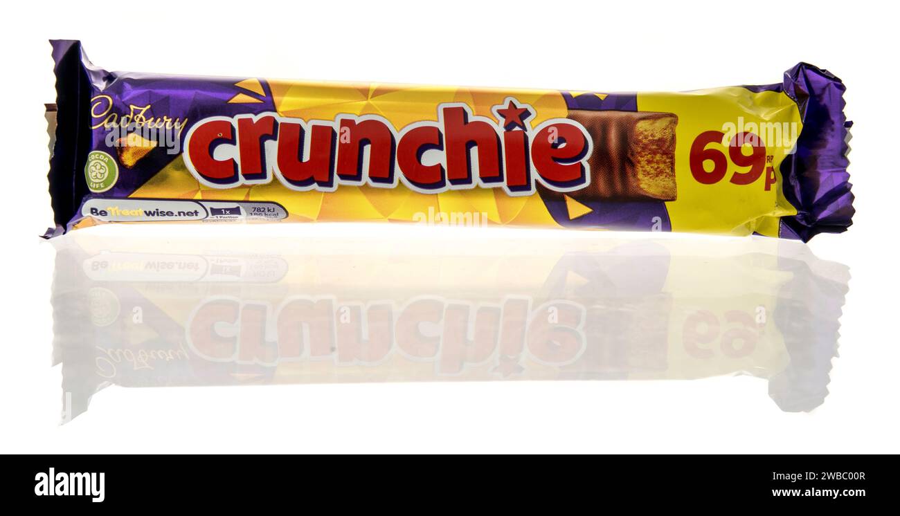 Winneconne, WI - 9 janvier 2024 : un paquet de barre de bonbons Crunchie Cadbury sur un fond isolé. Banque D'Images