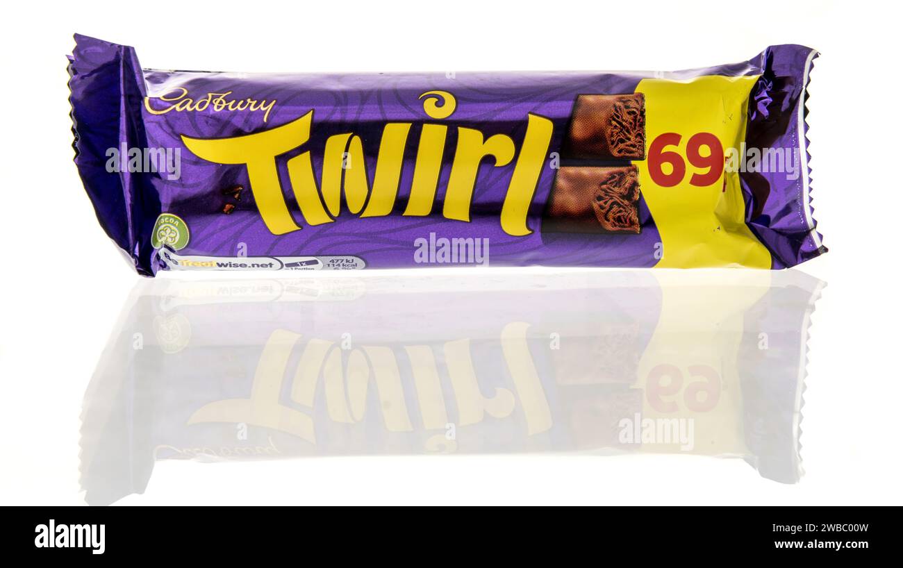 Winneconne, WI - 9 janvier 2024 : un paquet de Candy bar Cadbury Twirl sur fond isolé. Banque D'Images