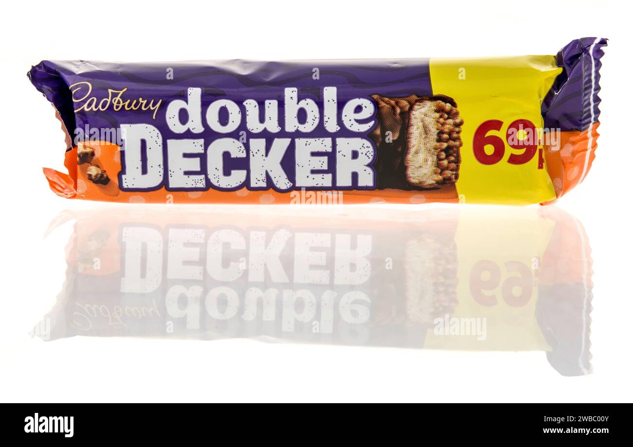Winneconne, WI - 9 janvier 2024 : un paquet de barre de bonbons à deux étages Cadbury sur un fond isolé. Banque D'Images